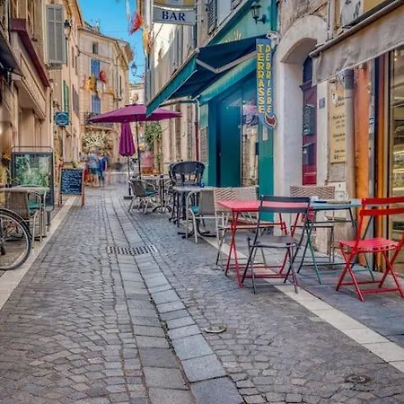 Au Village * Roquebrune-sur Argens