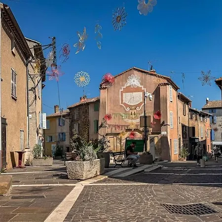 Au Village